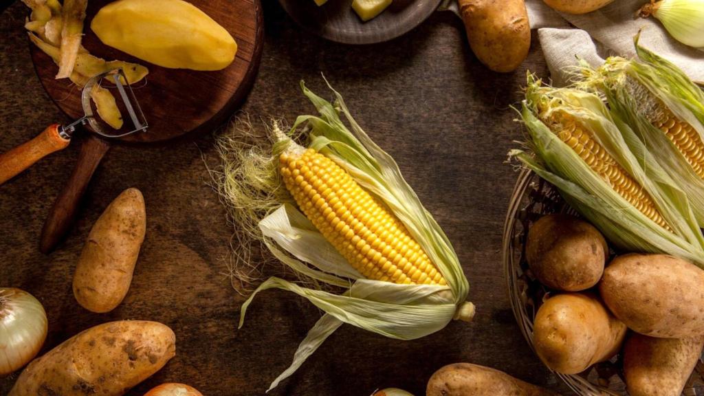 Vista superior de patatas y maíz.