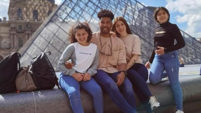 El difunto Moisés Hernández, de 33 años, junto a su pareja, Encarnación Ruiz, de 32 años, posan abrazados en el centro de la imagen, junto a sus hijas Cinthia y Thais.