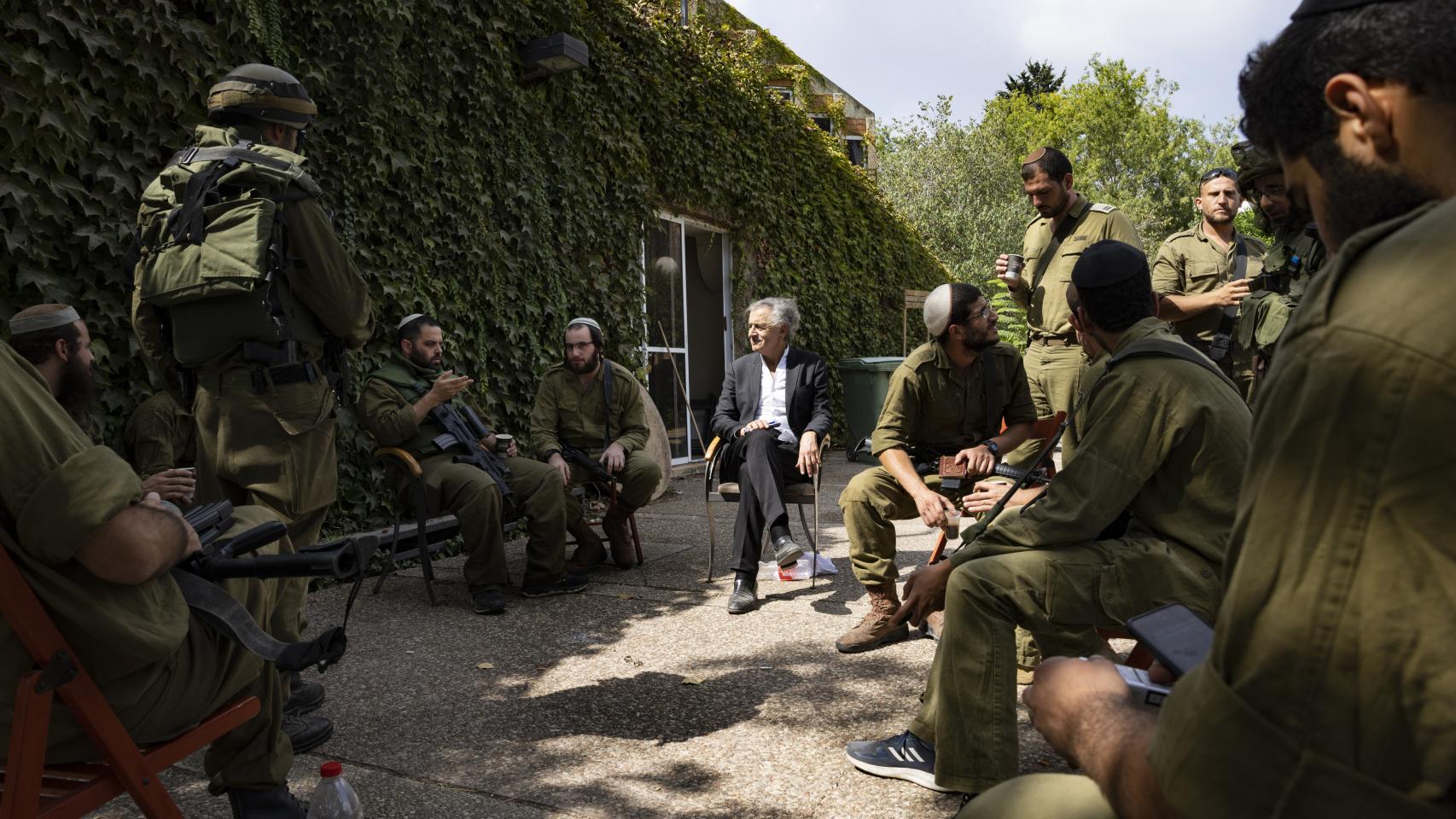 Bernard-Henri Lévy con militares israelíes.