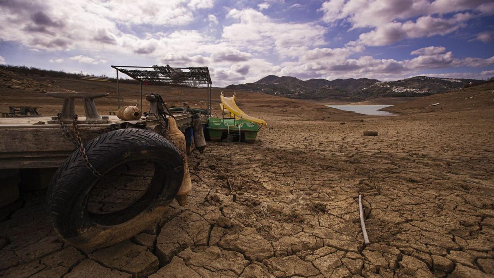 Imagen de un embarcadero en el embalse de La Viñuela el pasado julio.