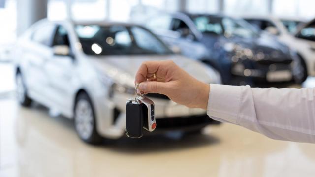 Entrega de las llaves de un coche.