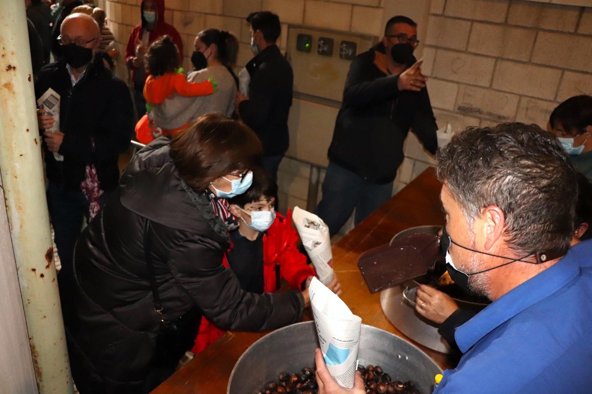 Degustación de castañas asadas en el desfile de caveiras de 2021. Foto: Concello de Catoira