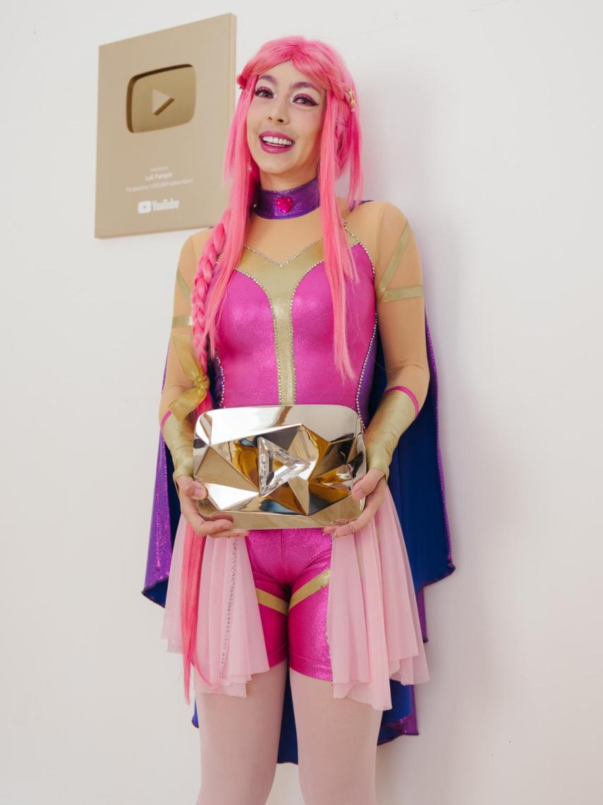 Luli Pampín posa con el reconocimiento de Youtube por llegar a 10 millones de seguidores