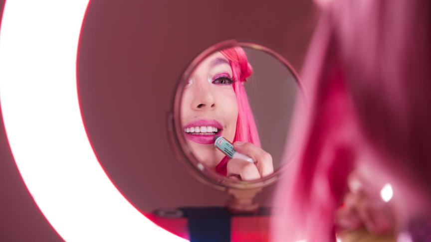 Luli Pampín maquillándose