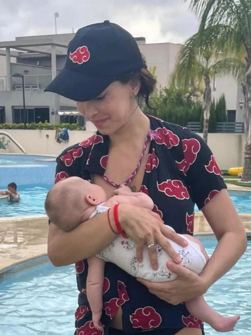 Lucía Pérez junto a su hija de cuatro meses