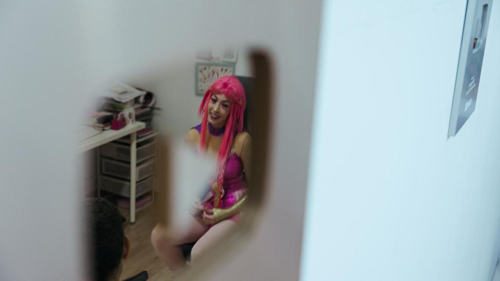 Luli Pampín en el reflejo del galardón de Youtube