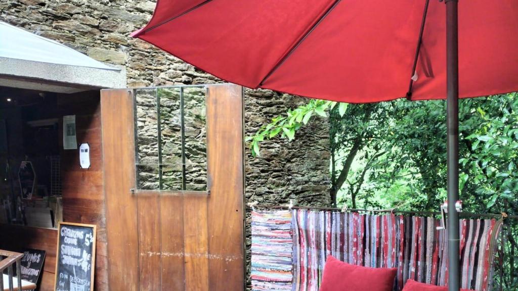 Imagen de la terraza de la Taberna de Caaveiro