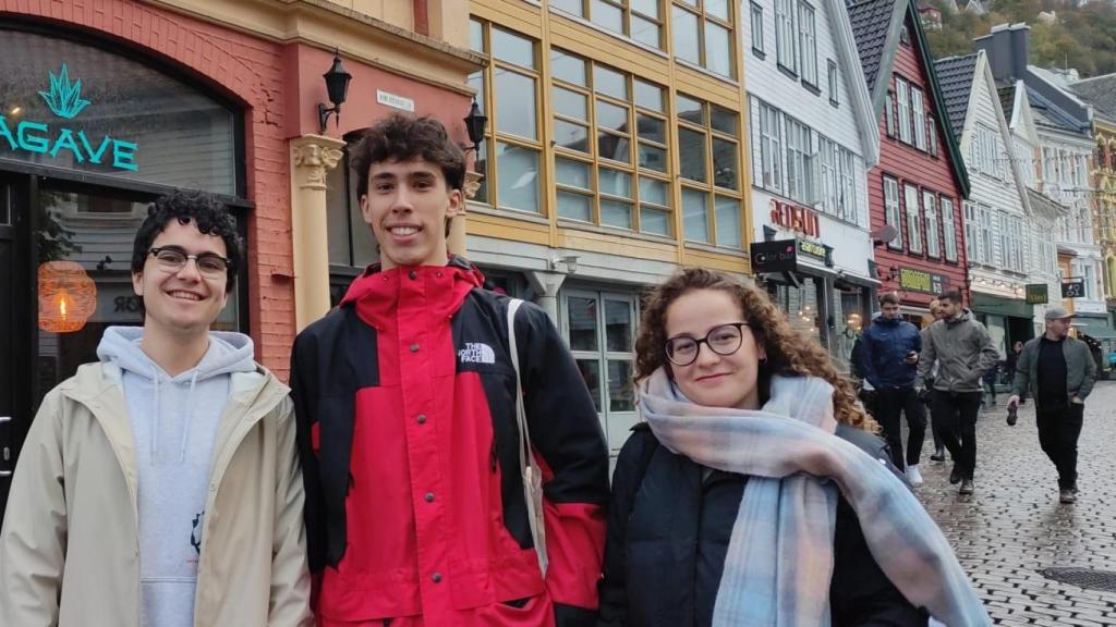De izquierda a derecha, Yago, Lucas y Sofía en el centro de Bergen