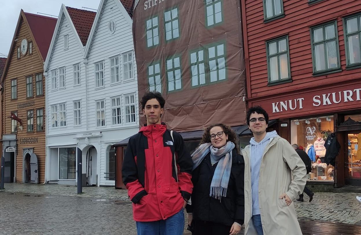 De izquierda a derecha, Lucas, Sofía y Yago en el barrio antiguo del muelle, Bryggen