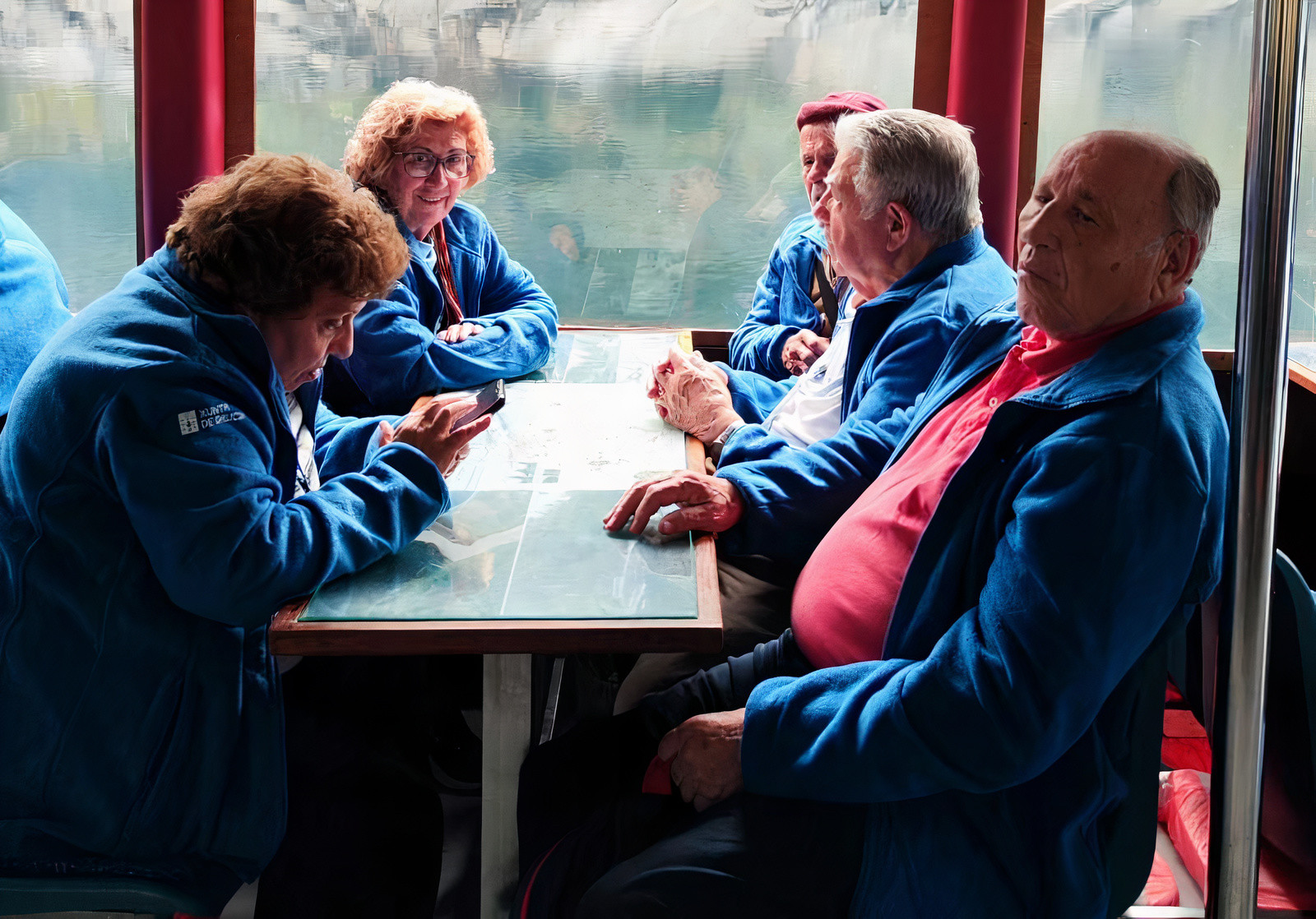 Imagen de la visita a la Ribeira Sacra de las y los participantes en los Reencontros con Galicia. Fuente: Galicia aberta.