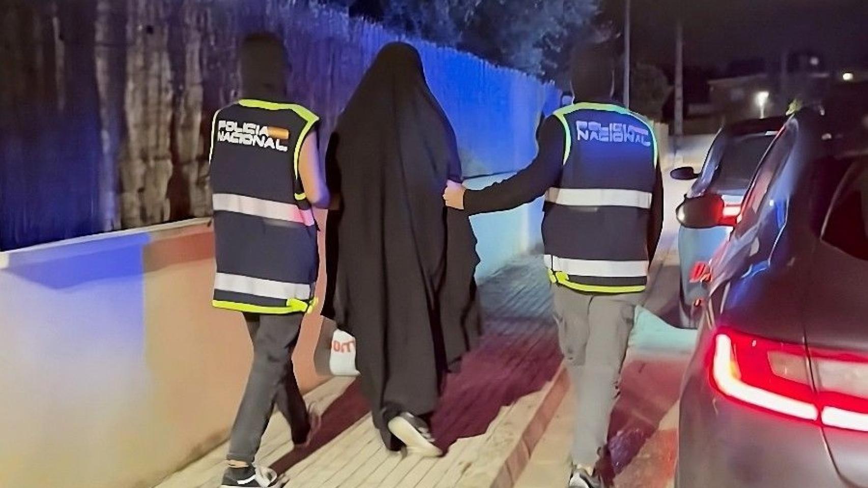 Una de las detenidas en la operación.