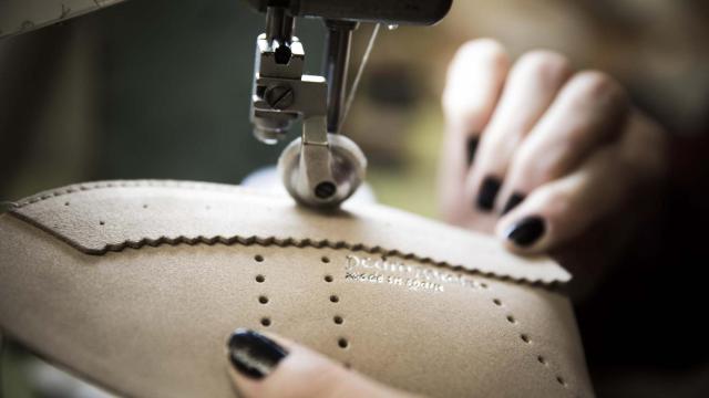 Así trabajan el calzado en la fábrica de Pedro García.