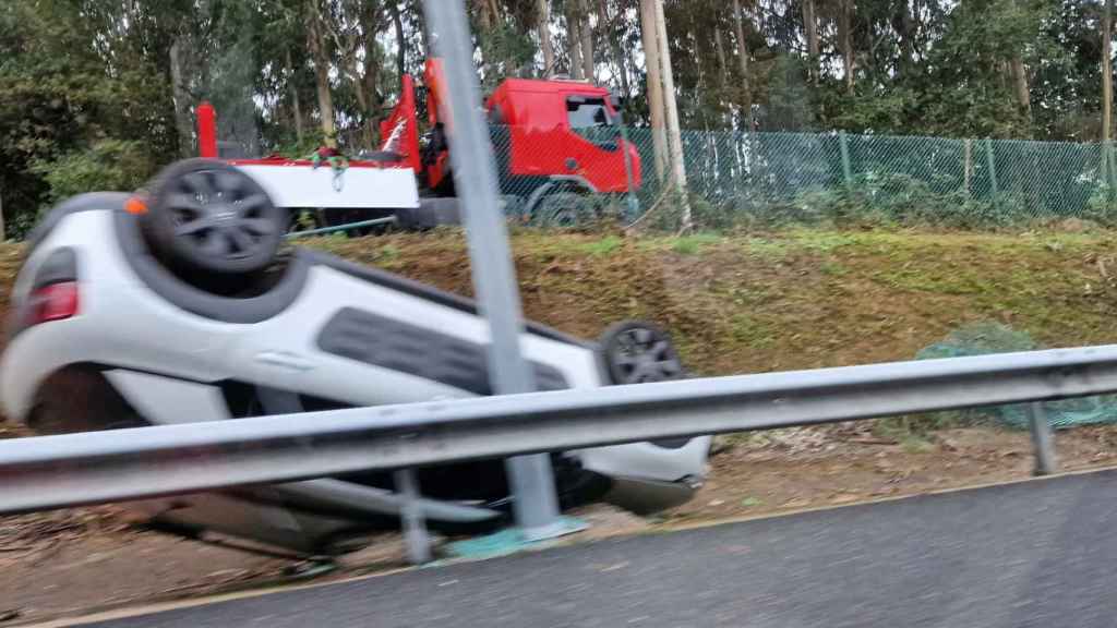 Vehículo volcado en la AP-9.