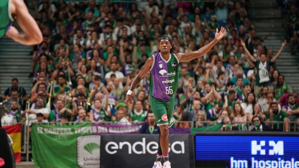 Kendrick Perry jalea a la afición en el Carpena.