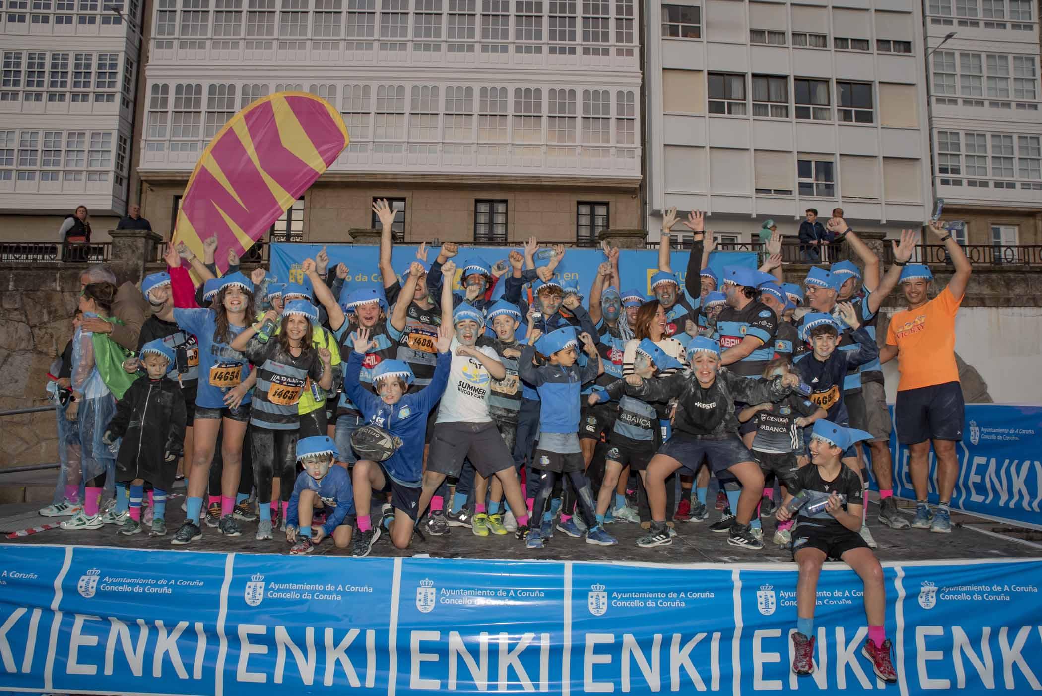 Participantes celebrando en el escenario