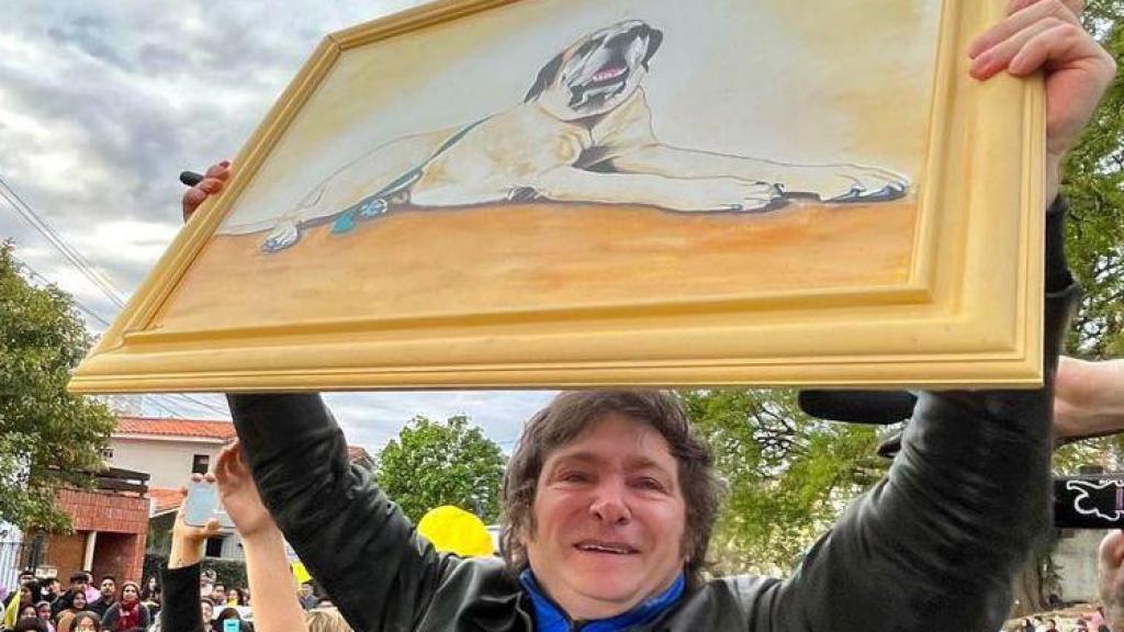 Javier Milei exhibe un cuadro de su perro Conan, un regalo de los Pibes Libertarios de Salta, la semana pasada.