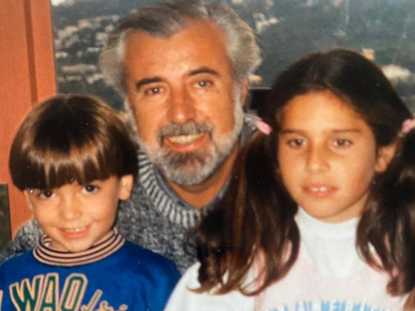 Zeus y Thais junto a su padre, Pepe Tous, en una imagen de redes sociales.