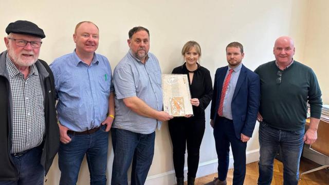 Oriol Junqueras entrega a los dirigentes del Sinn Féin el poema que Ventura Gassol dedicó a Terence MacSwiney.