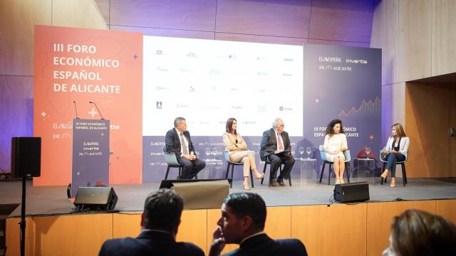 Un momento de la charla de Sanidad en el foro económico de Alicante.