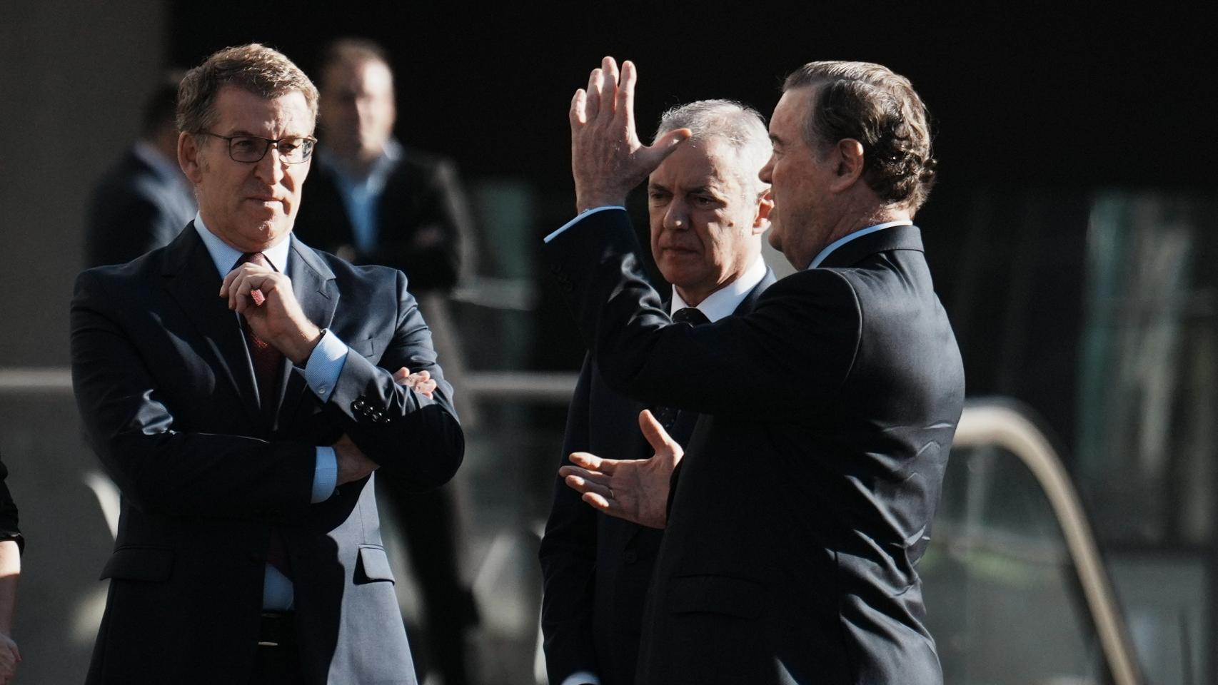 Alberto Núñez Feijóo, presidente del PP; Íñigo Urkullu, lehendakari del País Vasco, y Andrés Sendagorta, presidente del IEF,