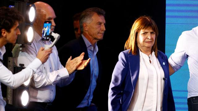 Patricia Bullrich aparece en el 'búnker' de Juntos por el Cambio tras conocer el resultado de las elecciones.