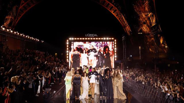 Final del desfile de L'Oréal en la Semana de Moda en París.