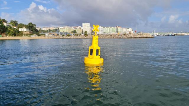 Instalación de la boya en la playa de Oza.