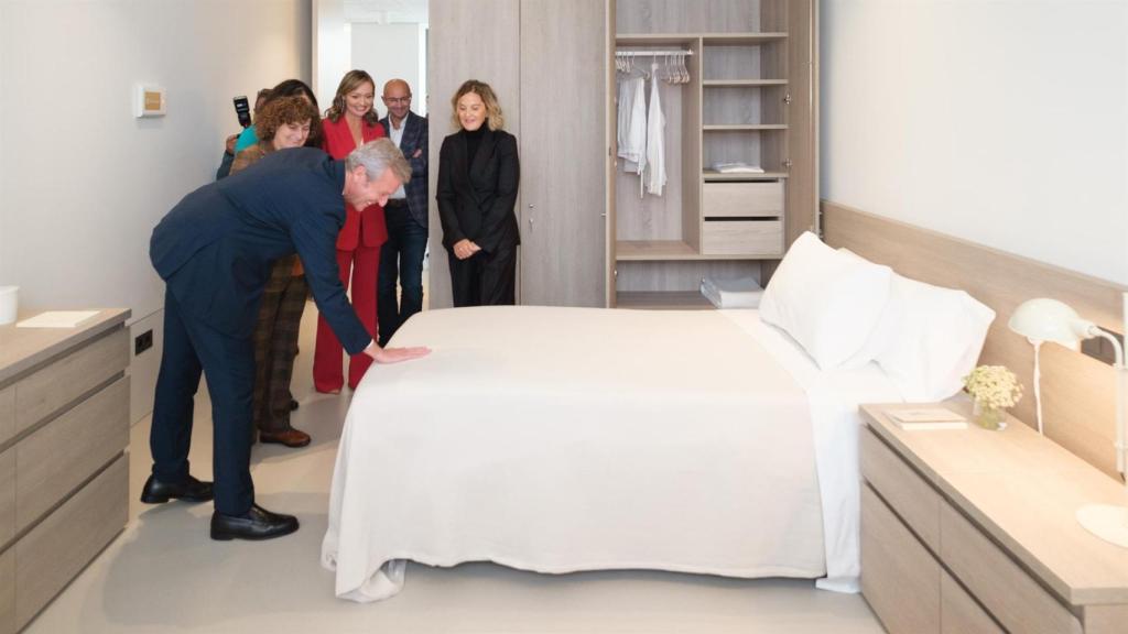 Alfonso Rueda visita la residencia en Santiago.