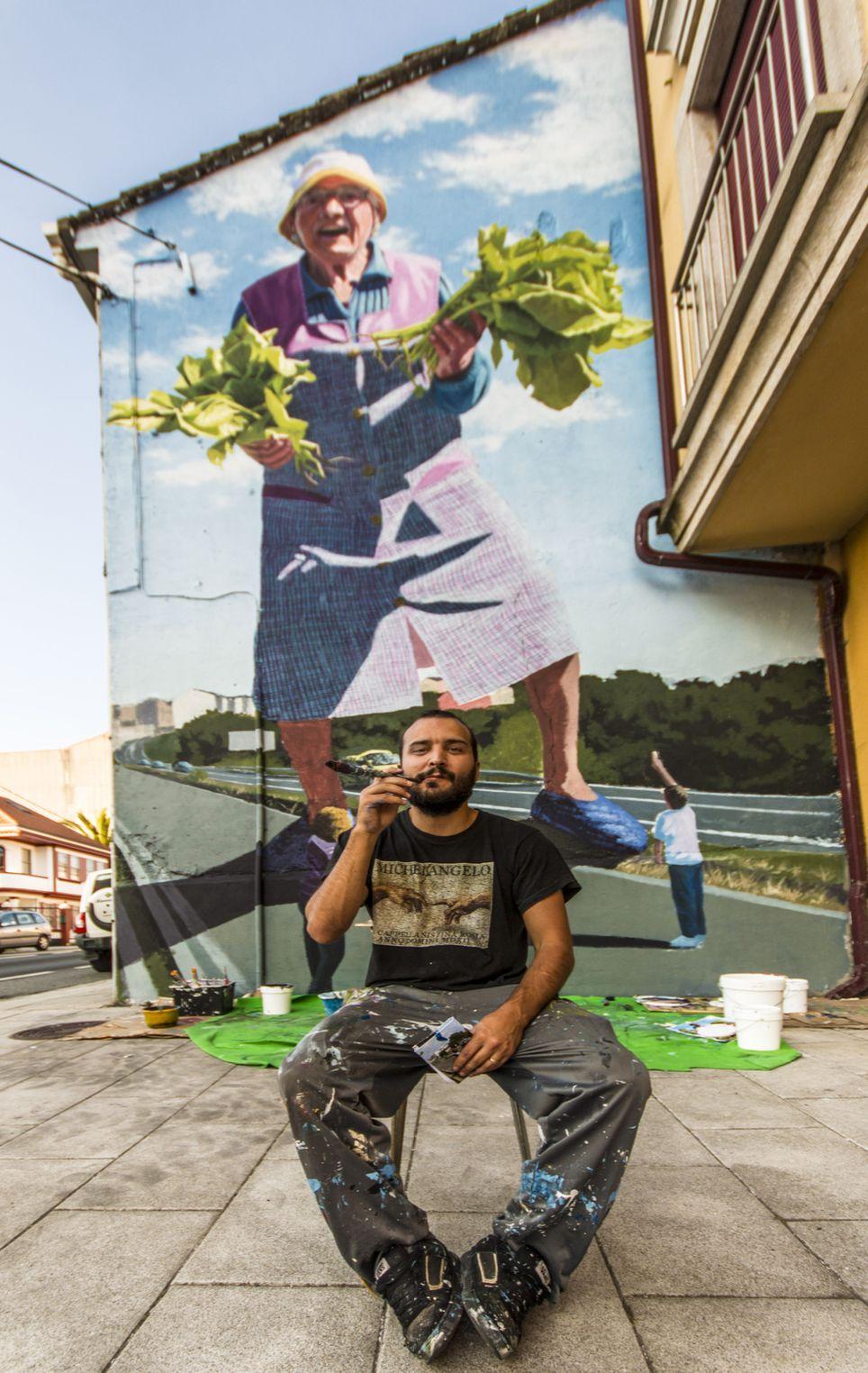 Yoseba MP junto al mural “A greleira dos 50 pés”. Fuente: Yoseba MP.
