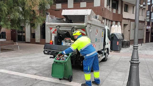 Un trabajador municipal recoge contenedores
