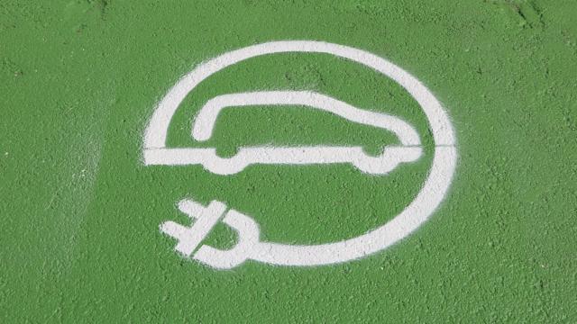 Señalización de la existencia de un punto de recarga de vehículo eléctrico.