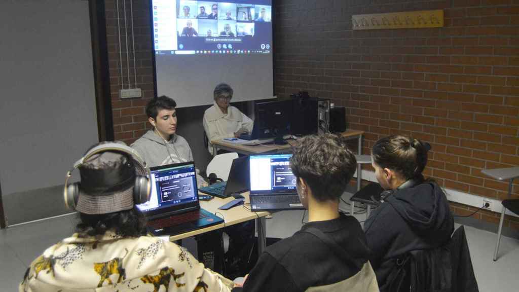 Los estudiantes participantes se reúnen a través del Campus Remoto.