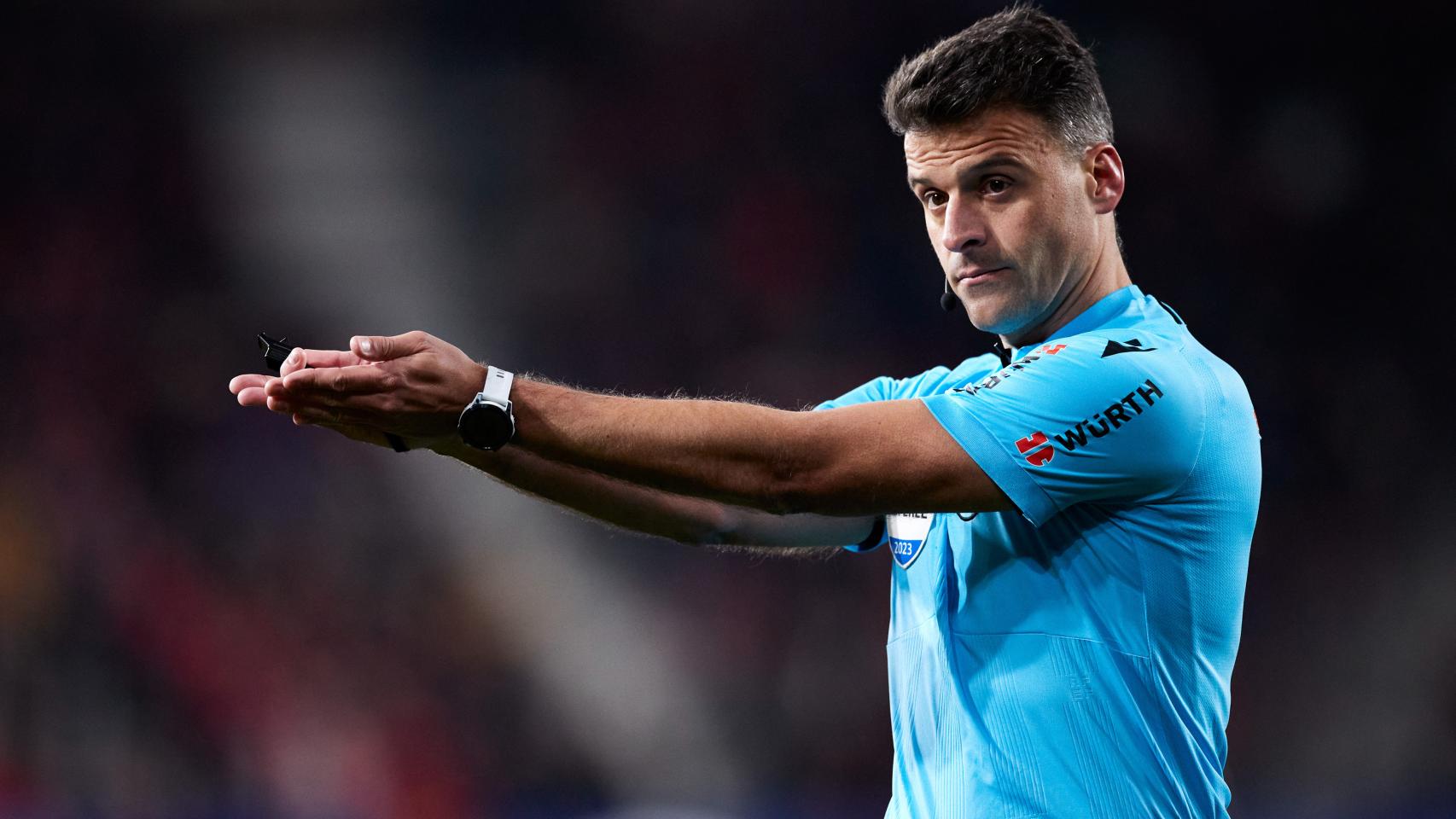 Jesús Gil Manzano, arbitrando un partido de La Liga