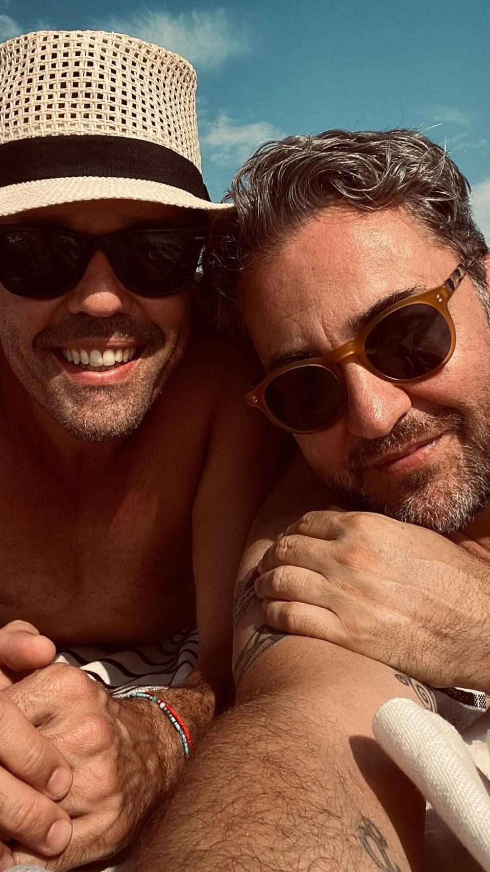 El escritor y comunicador junto a su última razón de amor, Juan.