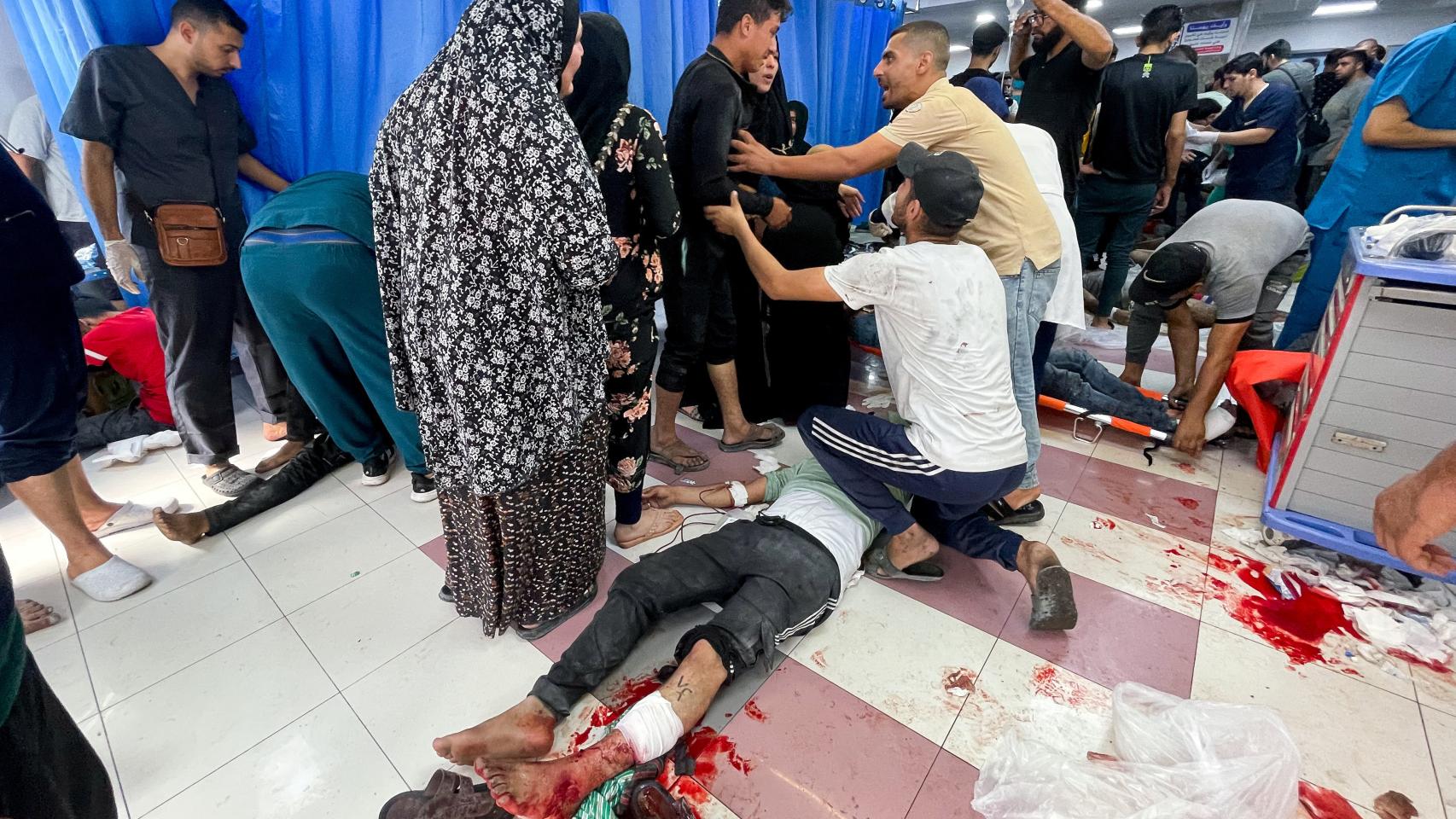 Varios heridos por los bombardeos de Israel esperan para ser atendidos en el hospital Shifa de Gaza.