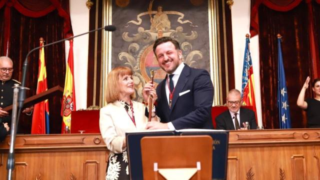 Aurora Rodil y Pablo Ruz, en el salón de plenos de Elche el día de la toma de posesión de la alcaldía.