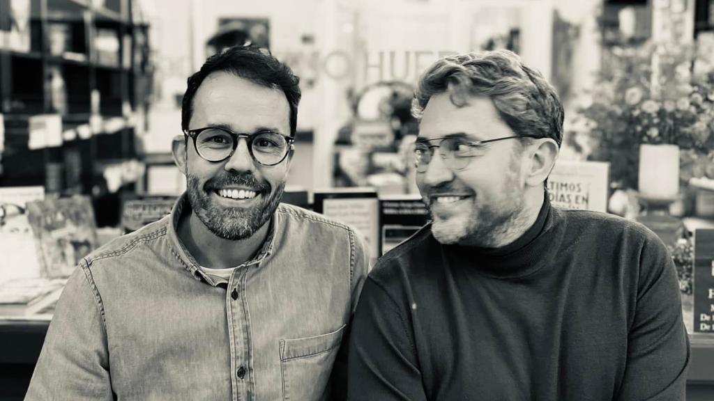 El escritor Máximo Huerta y su pareja, Juan Castillo, en una fotografía de sus redes sociales.