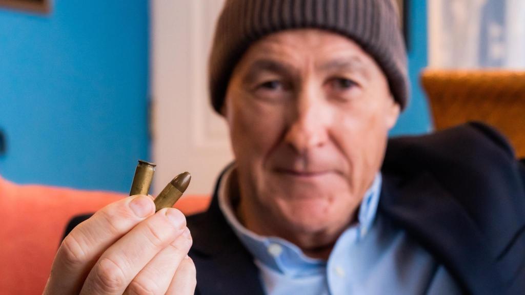 Ricardo Arques muestra las dos balas que le dejaron en el buzón de casa mientras investigaba los GAL.