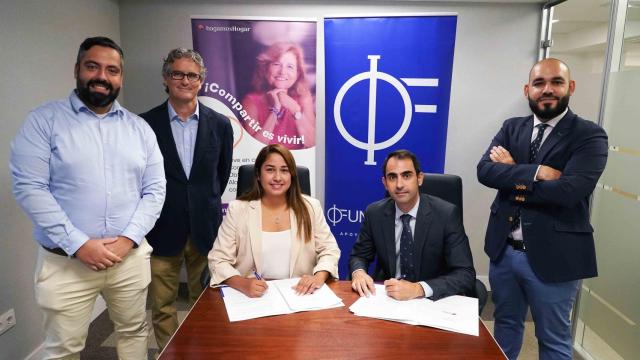 Directivos de Fundalogy Unicaja y Hagamos Hogar en la firma del acuerdo.