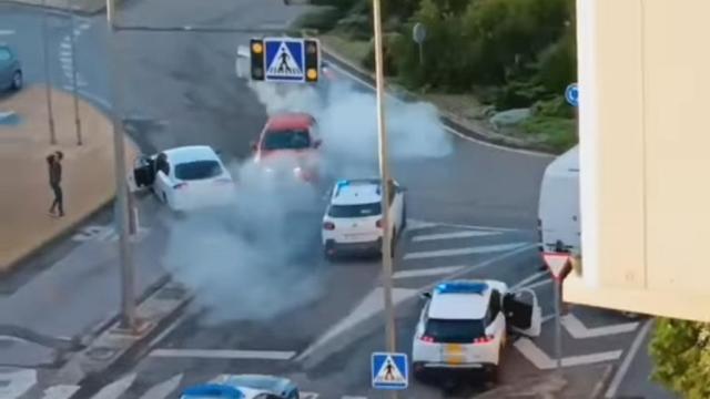 Dos mujeres y un policía resultan heridos en Cáceres por un coche a gran velocidad en Aldea Moret.