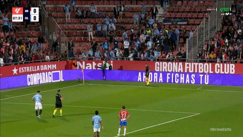 Momento en el que los médicos acceden a la grada de Montilivi para atender al aficionado.