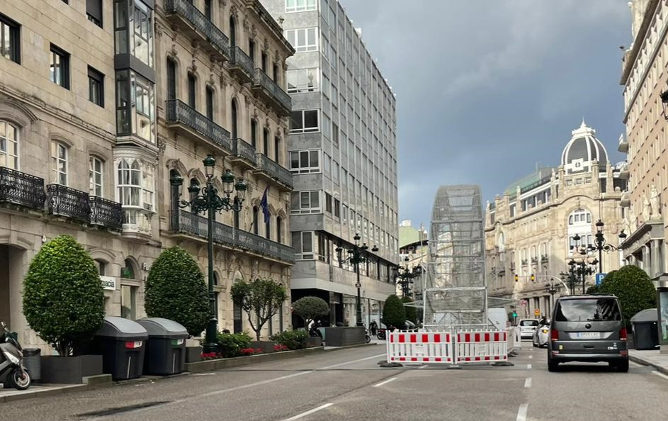 Estrella polar decorativa en la calle García Barbón, a 27 de octubre de 2023.