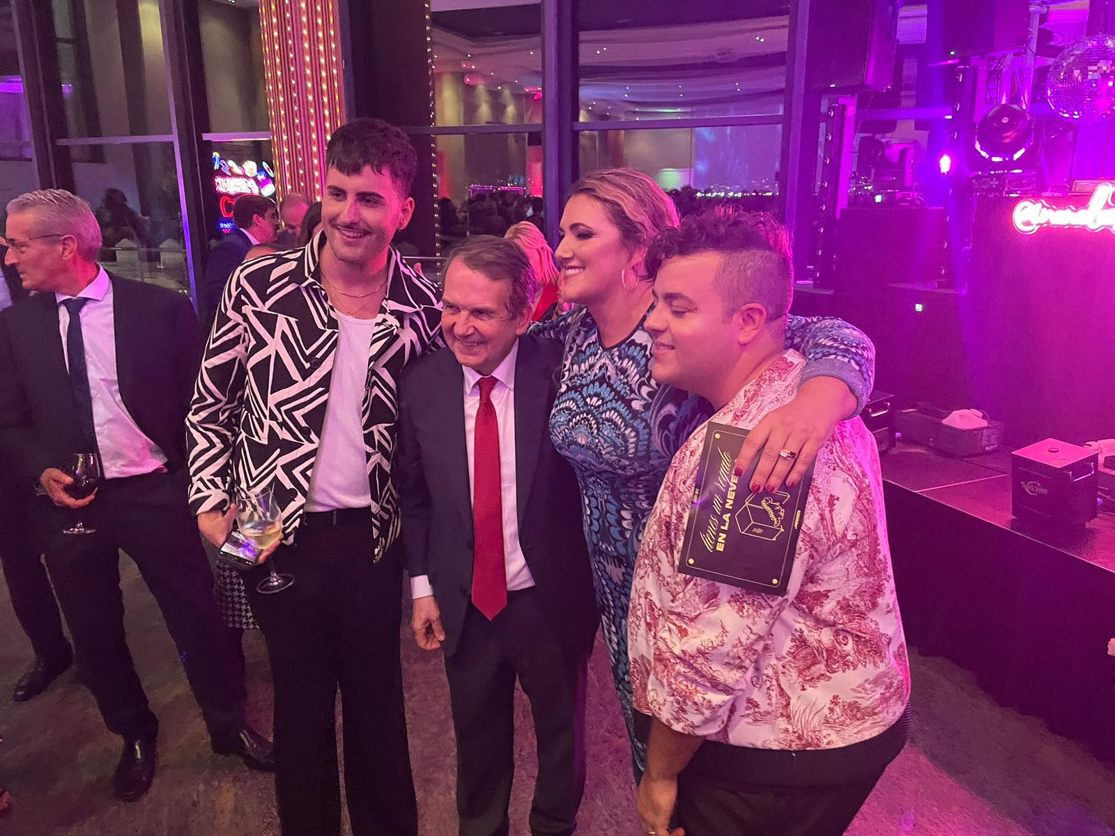 Carlota Corredera, junto al alcalde de Vigo, Abel Caballero, y dos de sus amigos. (Treintayseis)