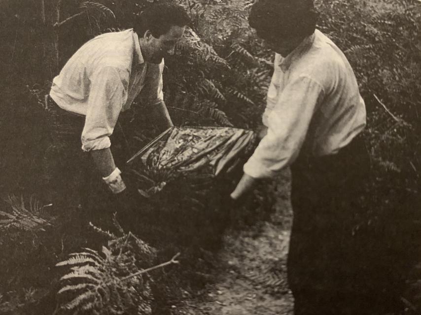 Ricardo Arques (izquierda) y Melchor Miralles (derecha) sacan el baúl del zulo de los GAL.
