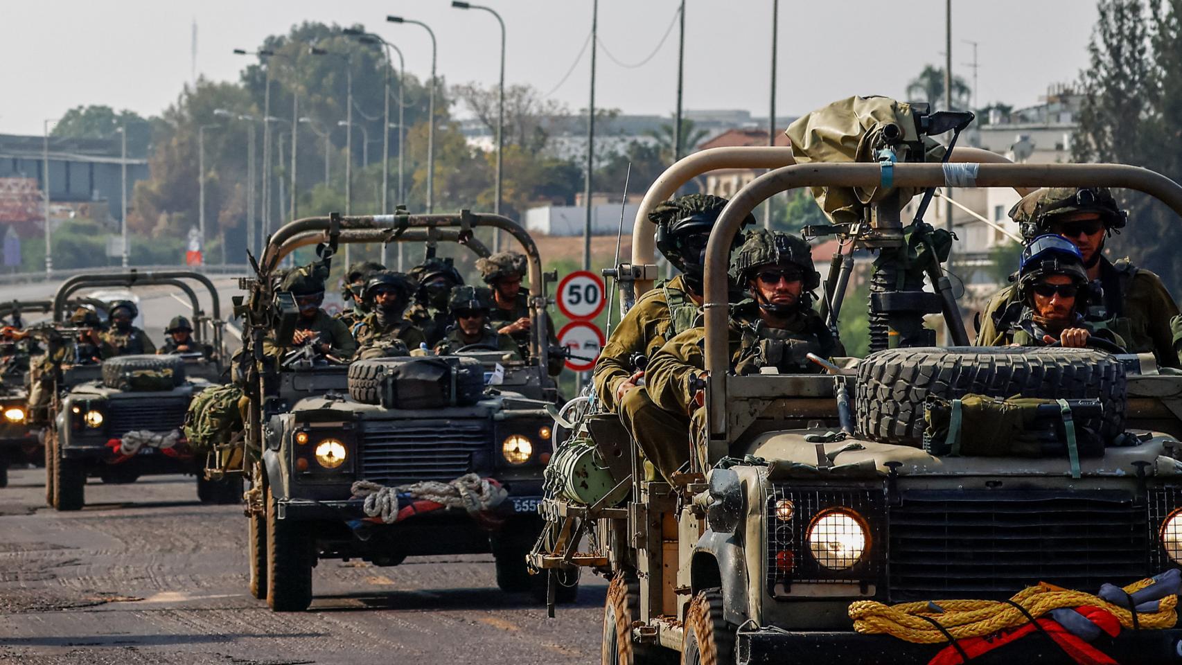 Soldados israelíes patrullan en una calle de Sderot, cerca de la frontera con Gaza.