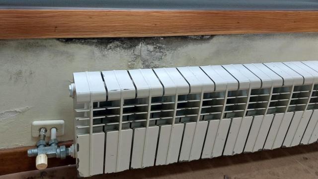 Desperfectos en el Centro Cívico de Feáns.