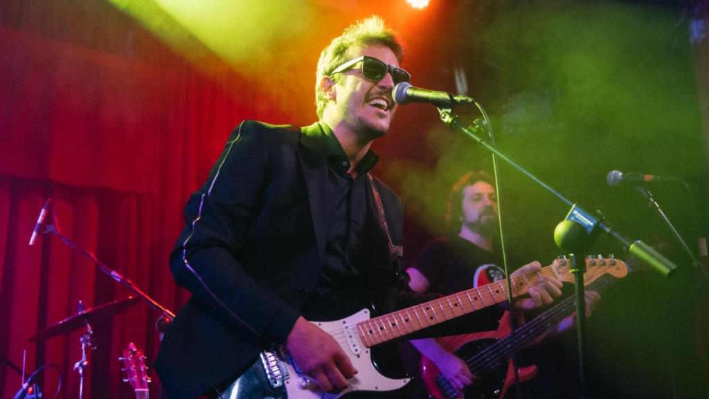 Diego Losada con su banda Durden durante una actuación.