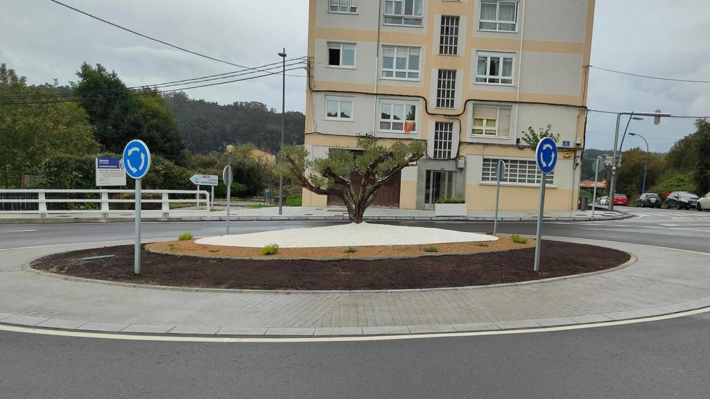 Un olivo corona la nueva glorieta de Vilaboa.