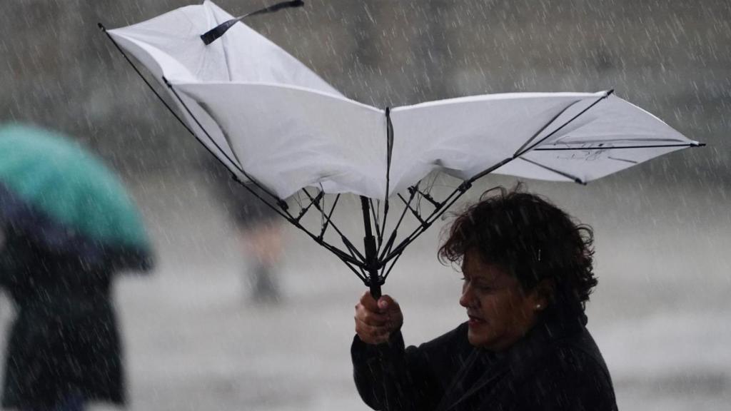 Una mujer durante el temporal del pasado 19 de octubre.