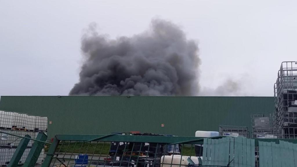 Incendio en la planta de Sogarisa en As Somozas (A Coruña).